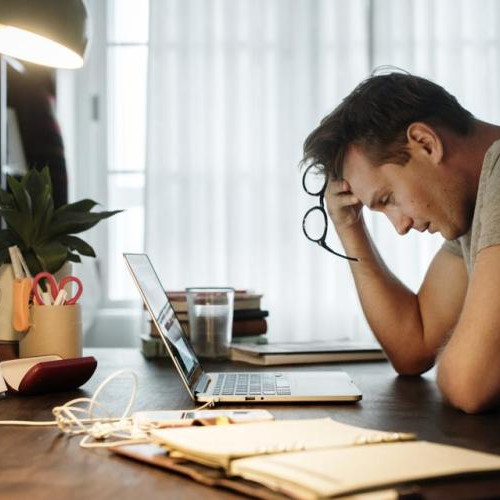 Un tânăr IT-ist se confruntă cu consecințele jocurilor de noroc