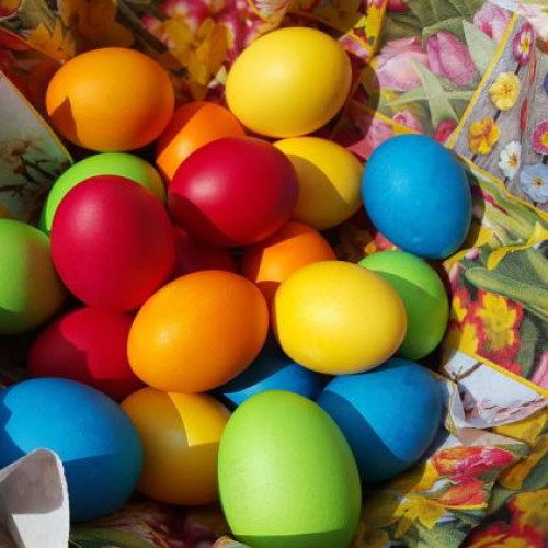 Ouă vopsite provocatoare în magazinele din România