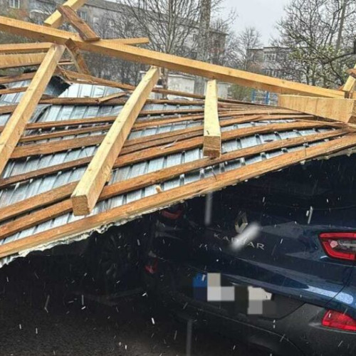 Pompierii din Bacău intervin pentru a îndepărta elemente de acoperiș căzute