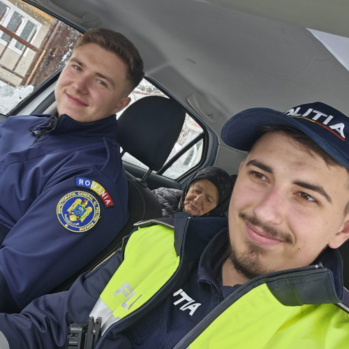 Echipaj mixt de poliție ajută o bătrână în Ghindaoani