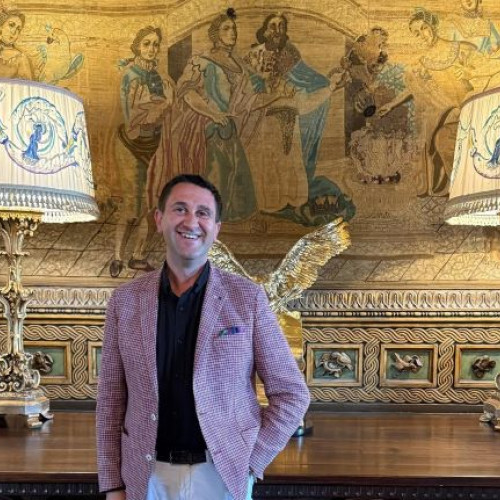 Comisarul de la Protecția Consumatorului Brașov, Sorin Sușanu, în vizită la Mar-a-Lago