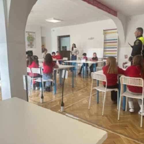 Polițiștii din Baia Mare susțin o lecție rutieră la Liceul Internațional