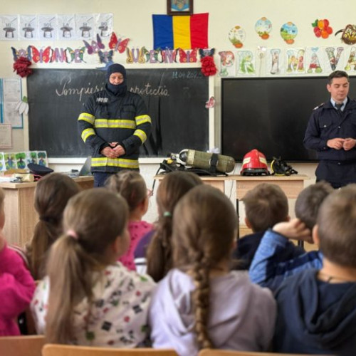 Pompierii din Botoșani au învățat elevii cum să își protejeze frații mai mici