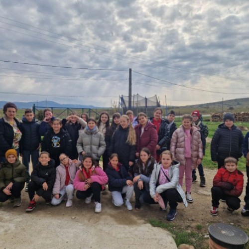 Elevii de la Liceul Don Orione au vizitat atelierul de olarit de la Vadu Crisului