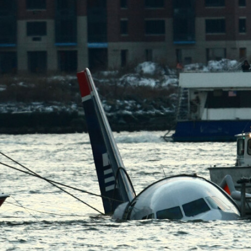 Elicopter prăbușit în fluviul Hudson, cu mai multe victime raportate