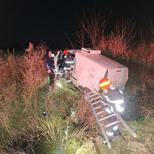 Pompierii din Satu Mare intervin pentru salvarea unei femei blocate într-o autoutilitară