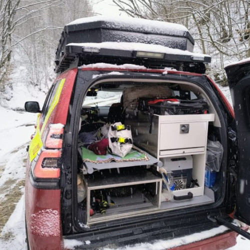 Salvatorii montani intervine pentru o bătrână rănită în Vișeu