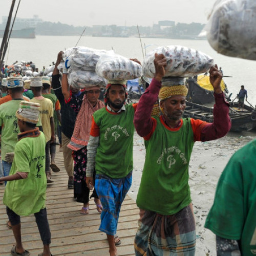 Tineri din Bangladesh recrutati pentru a lupta in Ucraina