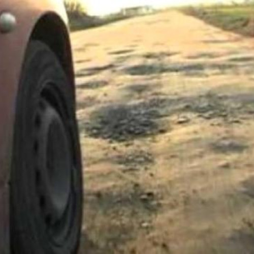 Locuitorii din Colonia Valea Fanatelor cer repararea drumului principal