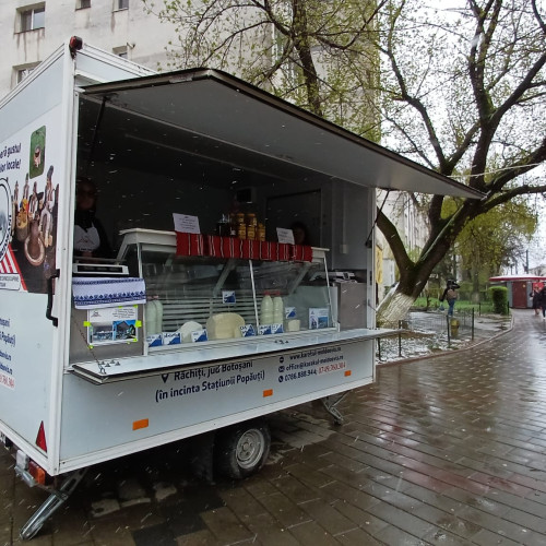 Produse naturale, fără aditivi, vândute în rulote special amenajate la Botoșani