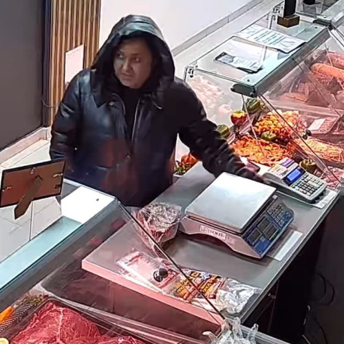 Femeie surprinsă furând telefonul vânzătoarei dintr-un magazin de carne