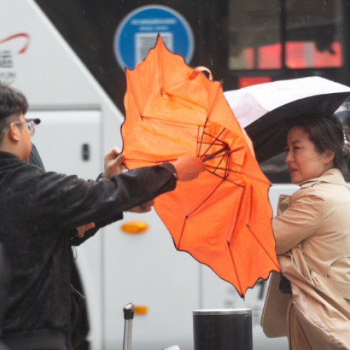 Furtuni puternice anulează sute de zboruri și suspendă trenurile în Beijing