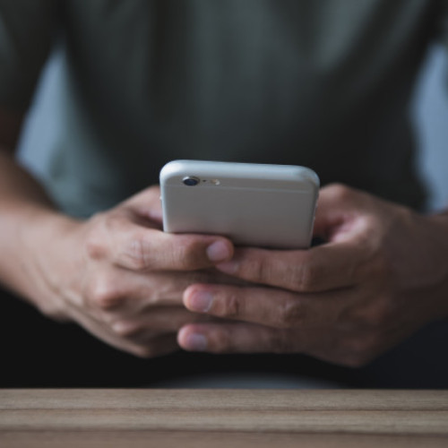 Tineri din Marea Britanie caută victime pe forumuri online