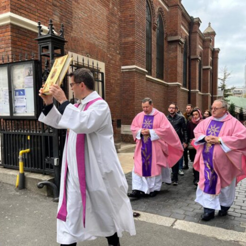 Procesiune dedicată Floriilor organizată de Arhiepiscopia Romano-Catolică
