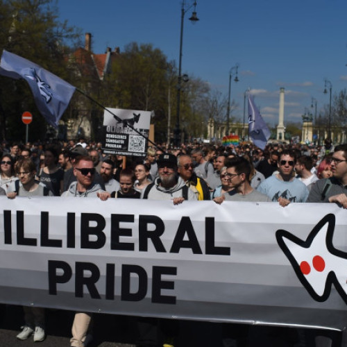 Mii de protestatari unguri ironizează interdicția premierului Orban asupra paradei Pride