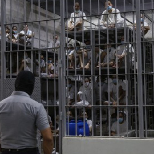 Statele Unite expulzează zece persoane suspectate de legături cu bande criminale în El Salvador