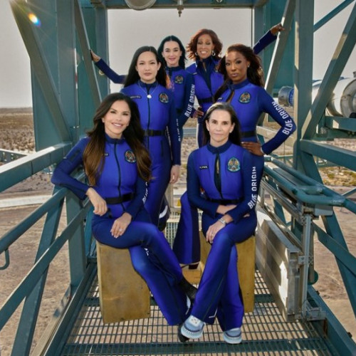 Blue Origin trimite un echipaj celebru la marginea spațiului