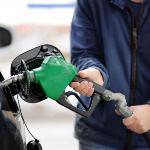 Prețurile carburanților au scăzut ușor