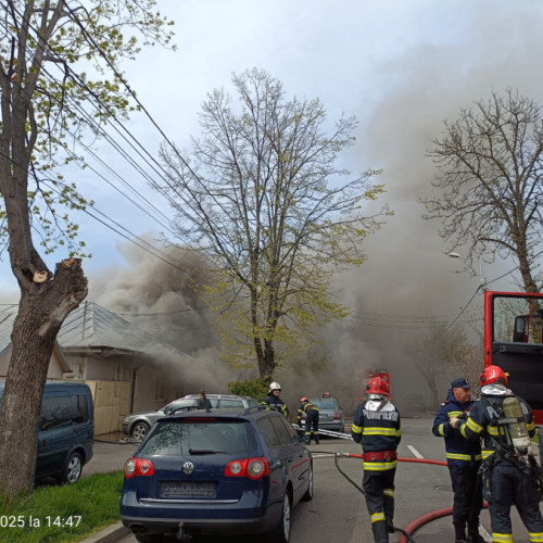 Alarmă maximă pe strada Lozoveni, unde un incendiu devastator amenință gospodăriile