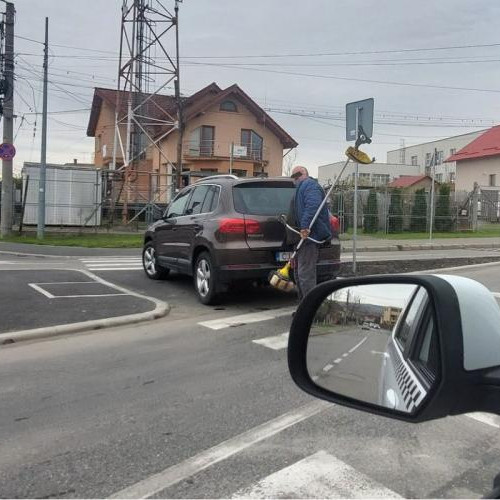 Clujean lasă mașina pe o insulă pietonală, punând pietonii în pericol