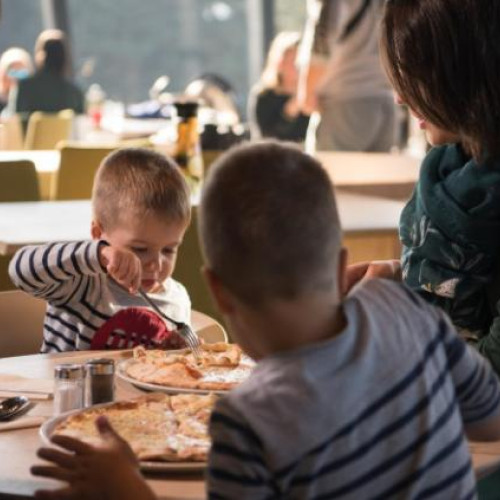 O tânără atrage atenția asupra comportamentului copiilor în locuri publice