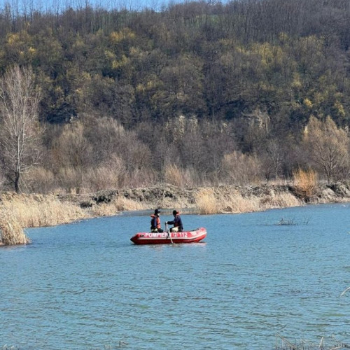 Pompierii din Vrancea salvează o bovină căzută în canalul de fuga al Barajului Beresti