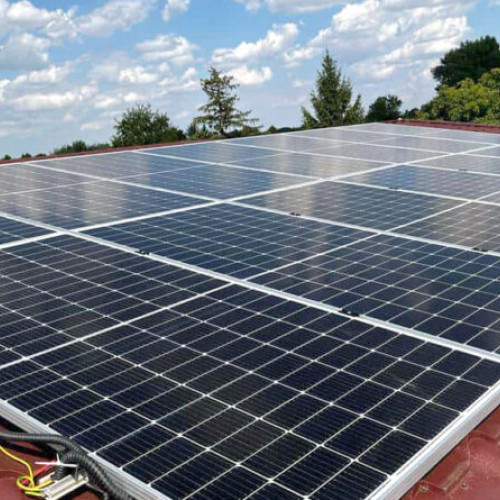 Tot mai mulți români se confruntă cu probleme financiare din cauza firmelor de instalare a panourilor fotovoltaice