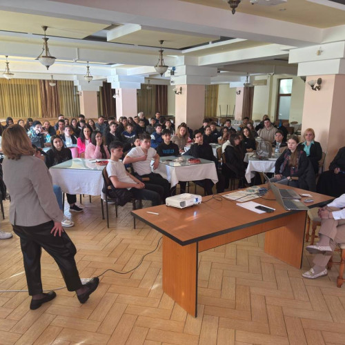 Ziua Educației Financiare celebrată printr-o întâlnire dedicată elevilor din Târgoviște