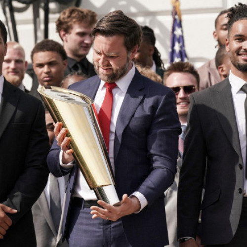 JD Vance a scăpat trofeul campionatului național de fotbal universitar