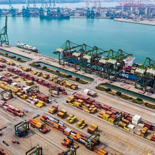 Exporturile Chinei cresc, în timp ce importurile scad