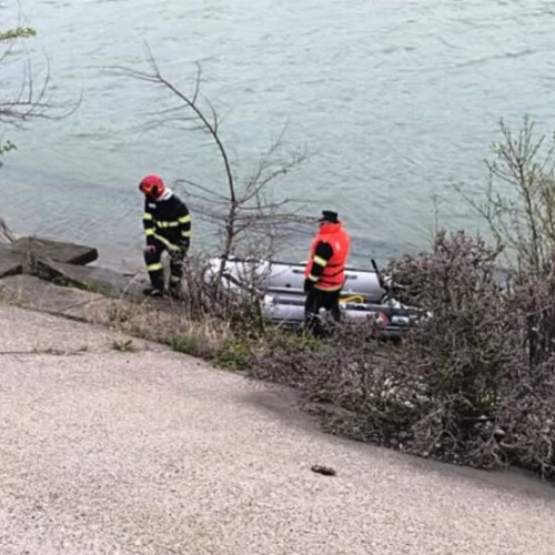 Pompierii voluntari salvează un vițel din apele Siretului