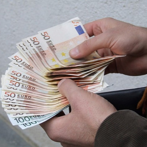 Agresiune în parcare: un bărbat reținut după ce a deposedat o victimă de 39.000 de lei