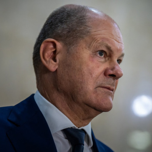 Bărbat din Germania amendat după ce l-a îmbrățișat pe cancelarul Olaf Scholz