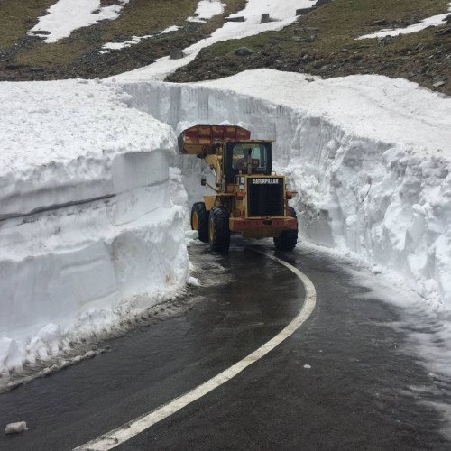 Drumarii au început îndepărtarea zăpezii pe Transalpina