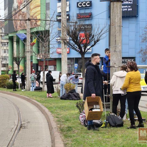 Elevii din Botoșani transformă orașul cu picturi pe stâlpi