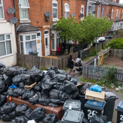 Birmingham, orașul invadat de gunoaie din cauza unei greve