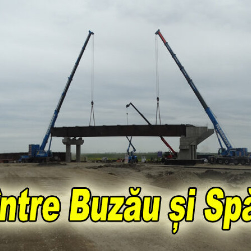 Două macarale de mare tonaj, folosite pentru construcția podurilor din Buzău