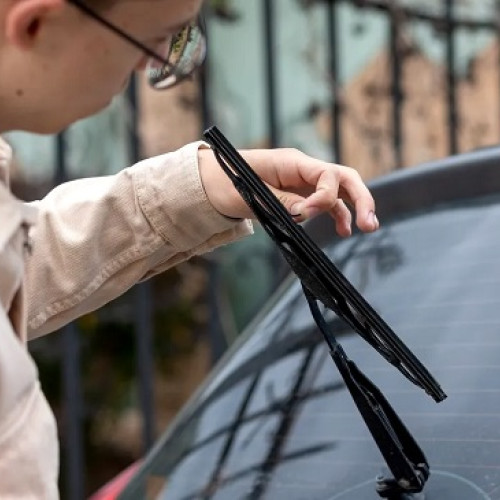 Ridicarea stergătoarelor poate avea implicații legale în România