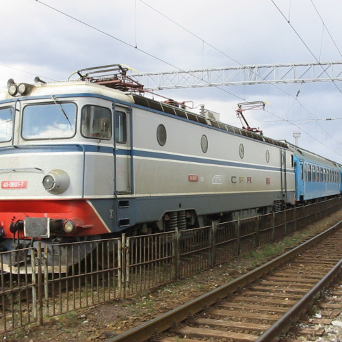 Fum de la locomotiva unui tren în Gara CFR Roman