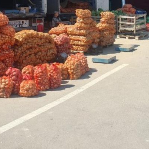 Locuitorii de pe strada Liviu Rebreanu se plâng de un aprozar care blochează trotuarul