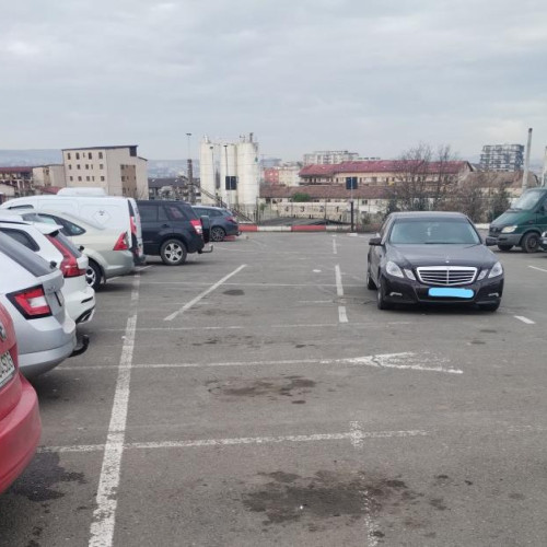 "Regele" parcarilor atrage atentia la Auchan Cluj-Napoca