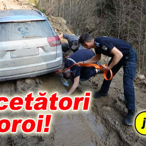 Trei cercetători rătăciți în pădurile din Buzău