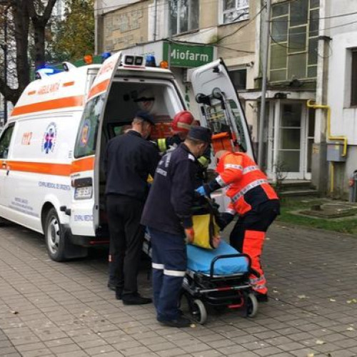 Femeie grav rănită după un accident pe o scară dintr-un bloc