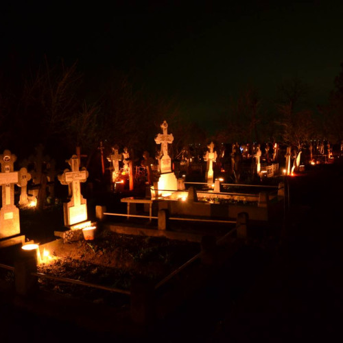 Credincioșii din Aninoasa continuă tradiția luminii de Paște