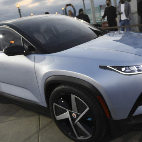 Mașini electrice abandonate pe un drum din Colwick, Marea Britanie