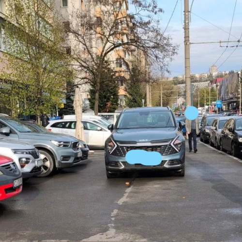 Un șofer a blocat trotuarul, generând indignare în rândul pietonilor