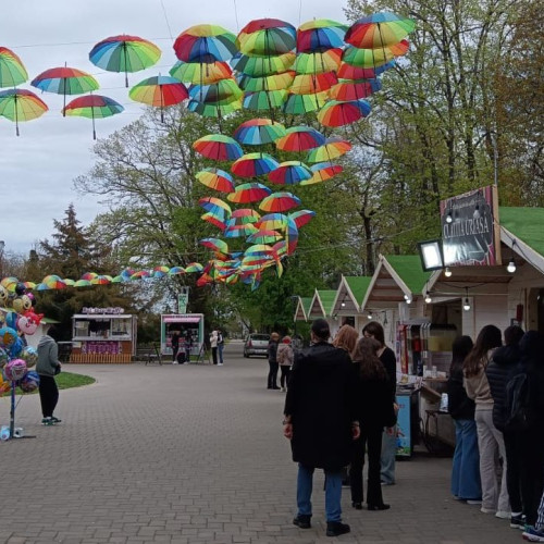 Umbrelute retro pentru strada Domneasca, în parc