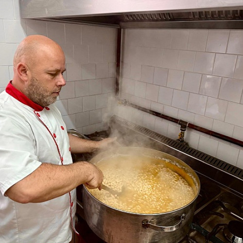 Jandarmii sătmăreni oferă o masă caldă de Paște celor nevoiași