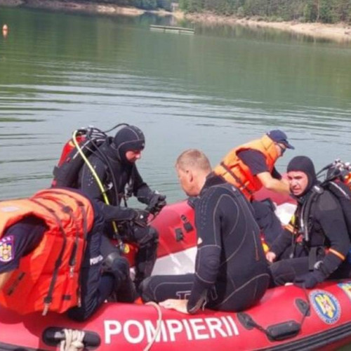 Trei persoane implicate într-un accident pe lacul Siriu, un pompier dispărut