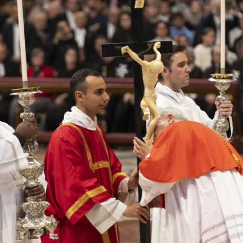 Papa Francisc nu a participat la procesiunea de Vinerea Mare de la Colosseum